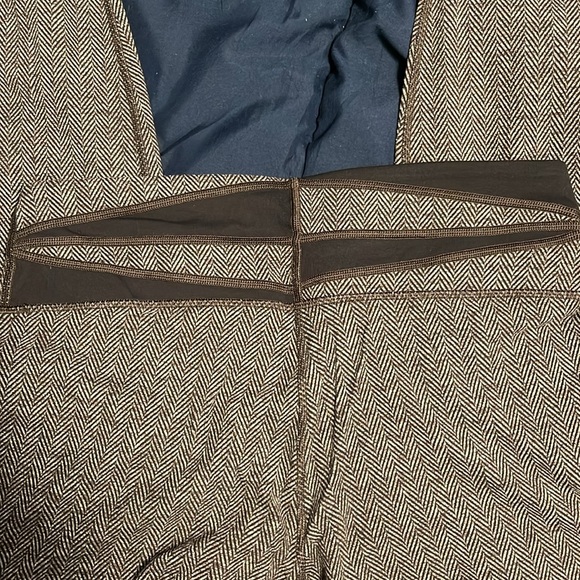 Lululemon patterned leggings. Brown. Worn once - Picture 4 of 4